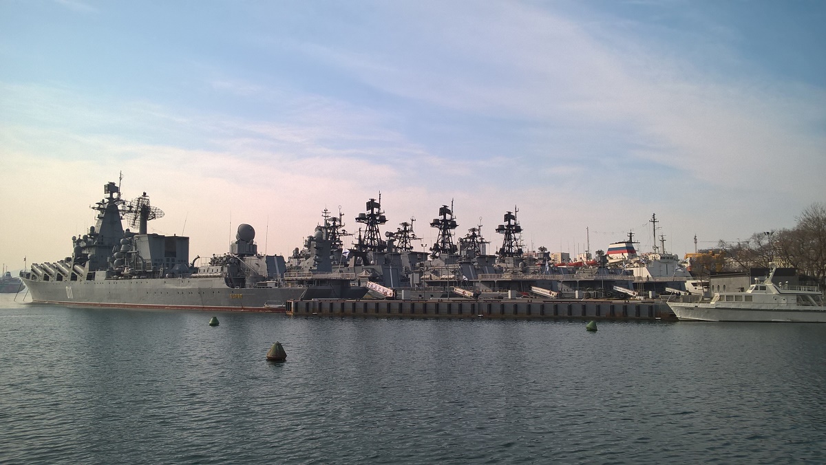 Военные корабли в центре Владивостока