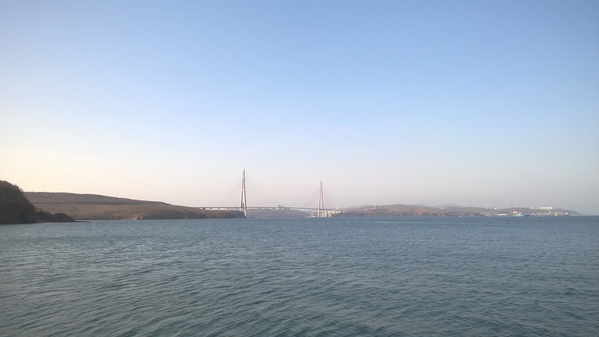 Вид на мост на остров Русский со стороны ДВФУ