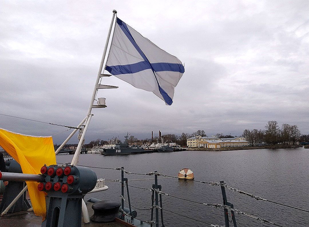 Андреевский флаг на эсминце "Беспокойный"