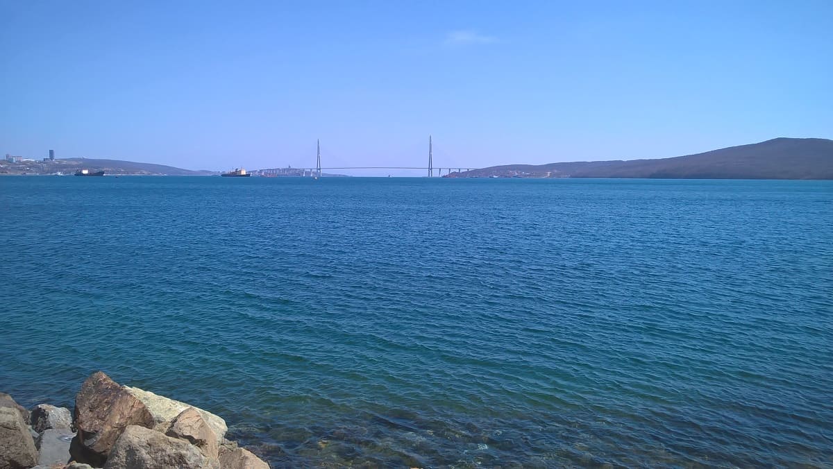 Вид на мост на острв Русский от маяка