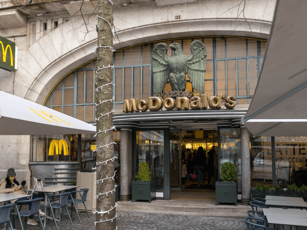 Фасад Макдоналдс в Порто, Португалия