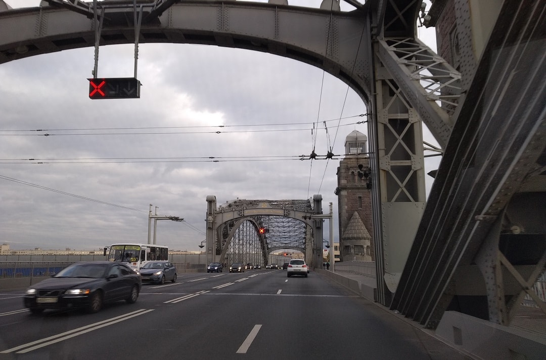 Реверсивное движение на Большеохтинском мосту