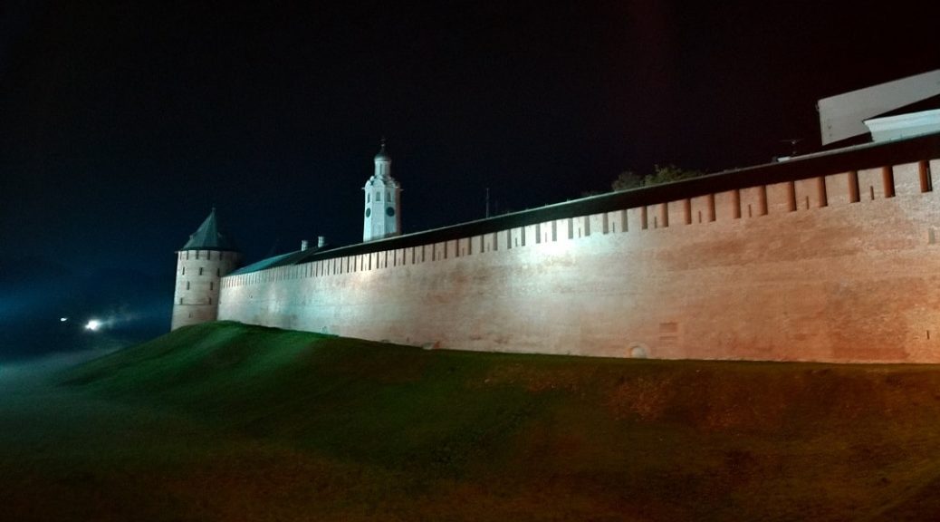 Вид на крепостную стену в Новгороде