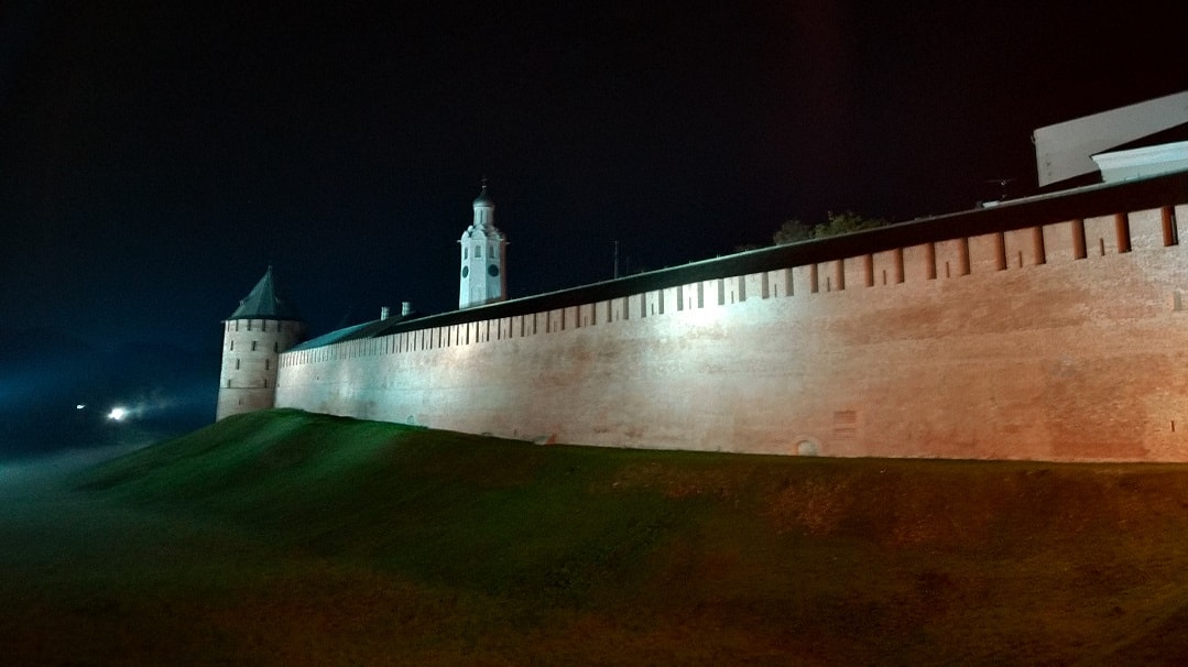 Вид на крепостную стену в Новгороде