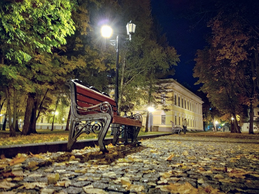 Романтичная скамейка в парке